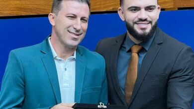 Léo Barbosa em sessão solene com o homenageado Sidney da Mota - Foto: Ascom/Léo Barbosa