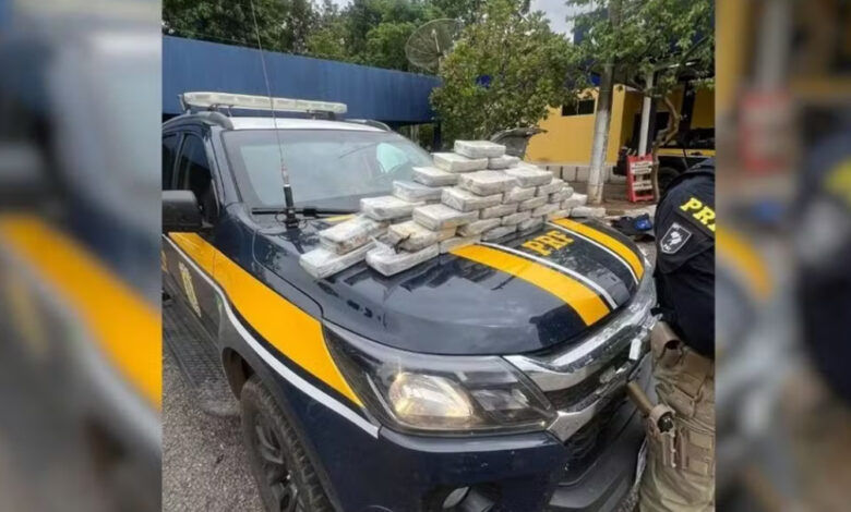 Droga apreendida pela PRF estava escondida em uma mala no bagageiro do carro abordado na BR-153, em Gurupi - Foto: PRF/Divulgação